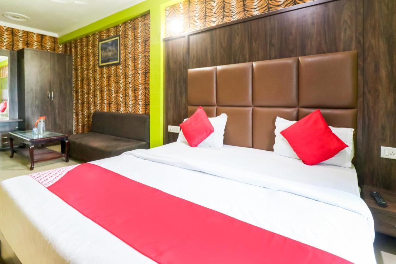 Oyo 6908 Hotel Royal City Azamgarh Екстер'єр фото